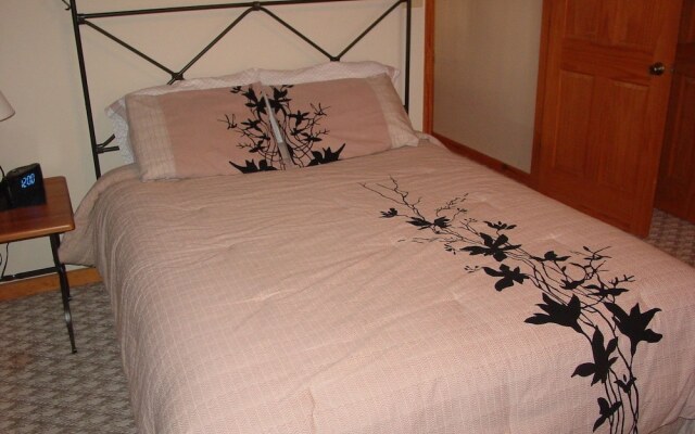 Stones Throw 2 Bedrooms 2 Bathrooms Cabin