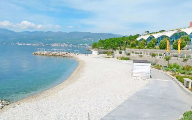 Apartment Dado Civray