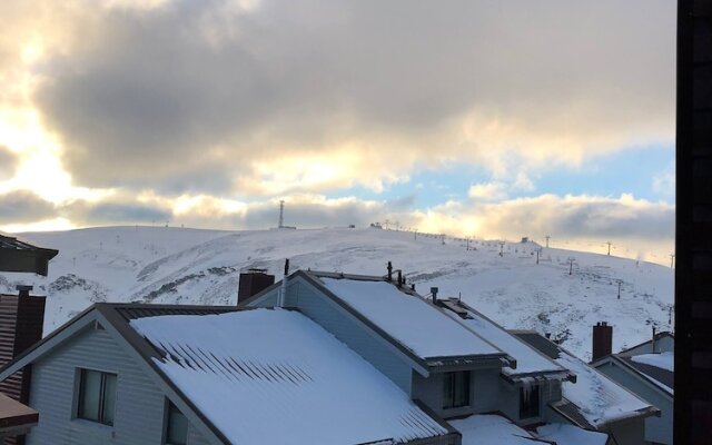 Hotham 3 Bedroom Apt - 24 Lawlers