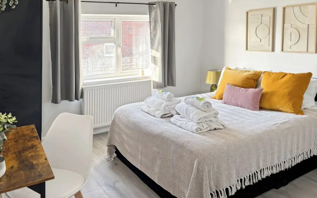 Relaxing Getaway With Hot Tub & Sauna Sleeps 6