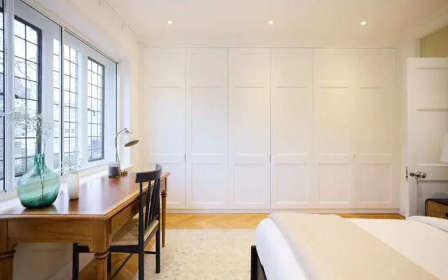 The Charm of Chelsea - Modern 4bdr With Shared Courtyard