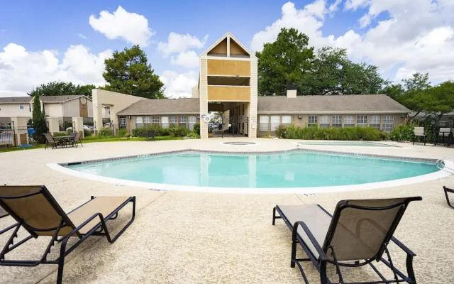 OYO Apartments at Eden Pointe