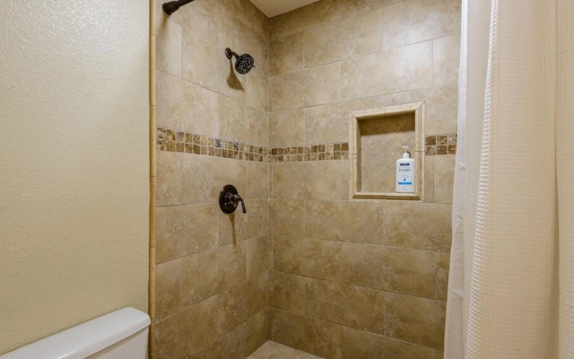 New Spacious Updated 5 Bedroom Home Pool