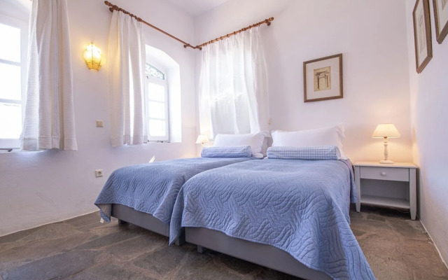 Emporio A Captivating 6-bed Villa in Nimborio