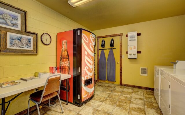 Holiday Motel & RV Park