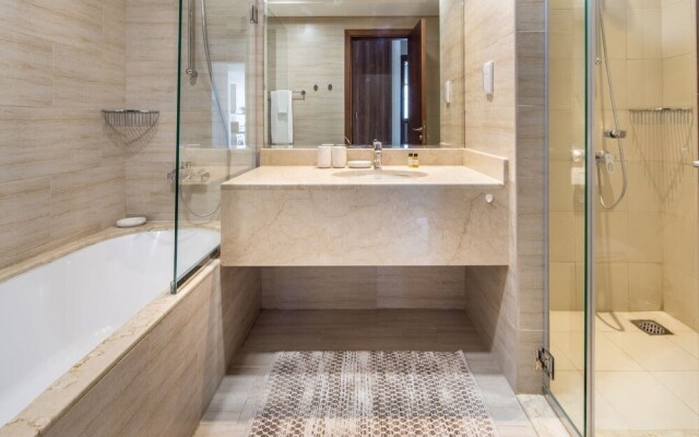 Premier 2BR Apartment in JVC Community - Sleeps 5!