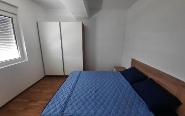 New modern 1 bedroom apartment with free parking