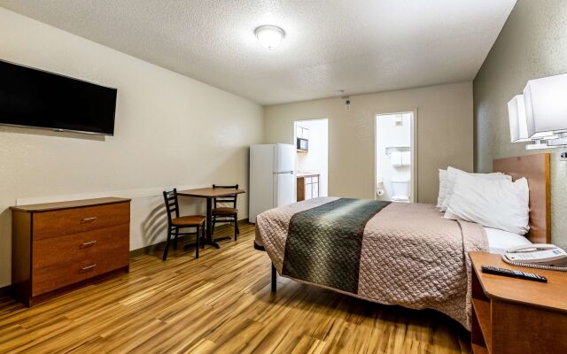 HomeTowne Studios By Red Roof Gainesville, GA