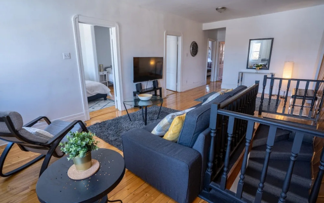 Stunning 2 Bedroom Apt! 3mins Walk From CDN Metro