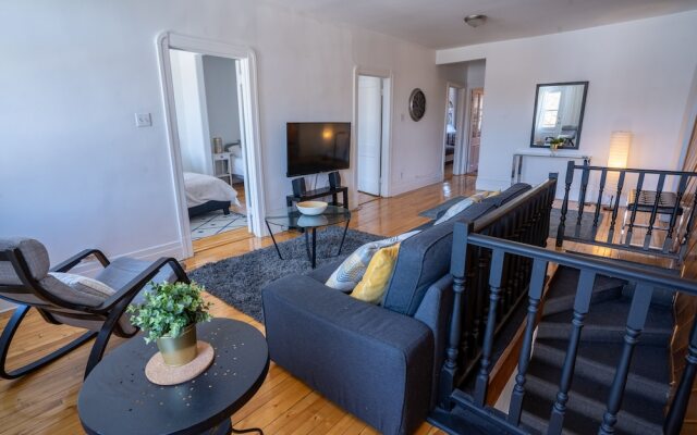 Stunning 2 Bedroom Apt! 3mins Walk From CDN Metro