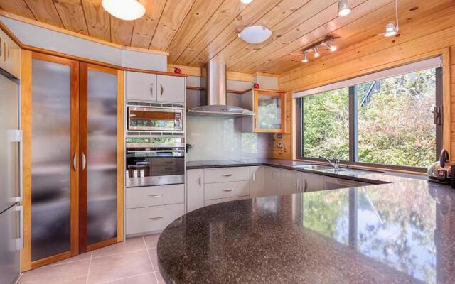 Lakeside Landing - Lake Tarawera Holiday Home