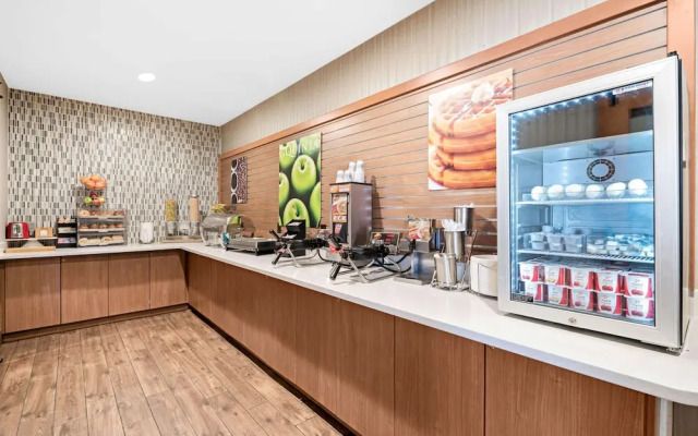 Crystal Inn Hotel & Suites - Logan