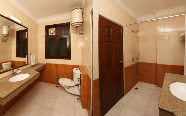 OYO 8535 Hotel Mayarch