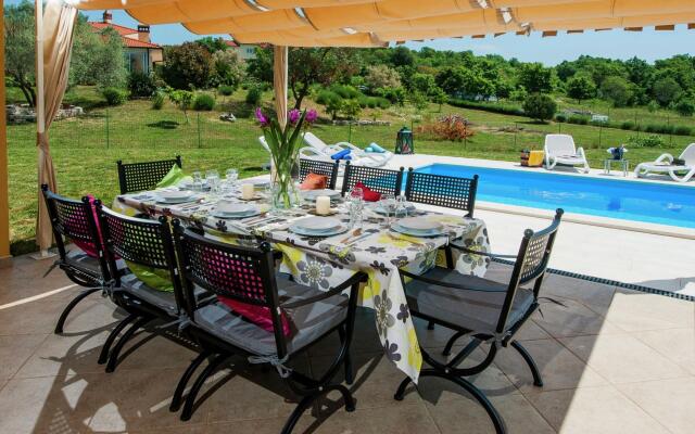 Villa in Sorici With Private Pool