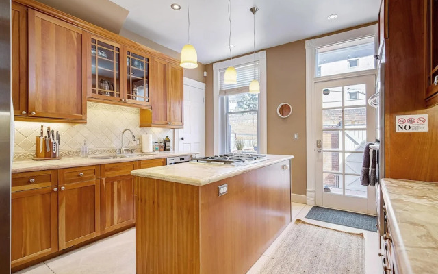 Stunning Modern Home, Prime Location Sleeps 15