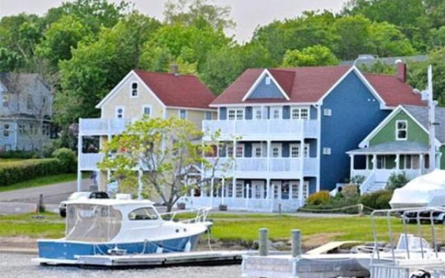 The Water's Edge Inn & Gallery