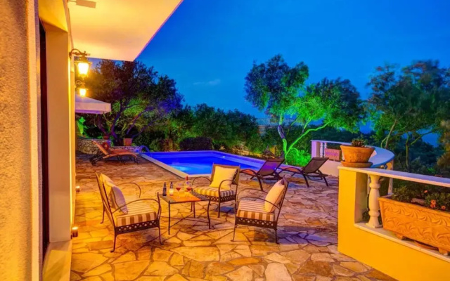 Kalliope Villa - Classic Modern With a Splash of Glam
