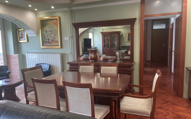 3 bedroom apartment on Naroden front street