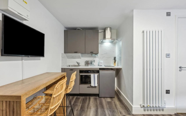 STH Sutherland Avenue Apartment