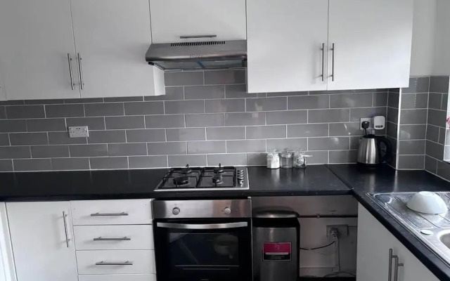 Spacious 2-bed Apartment in Hornchurch