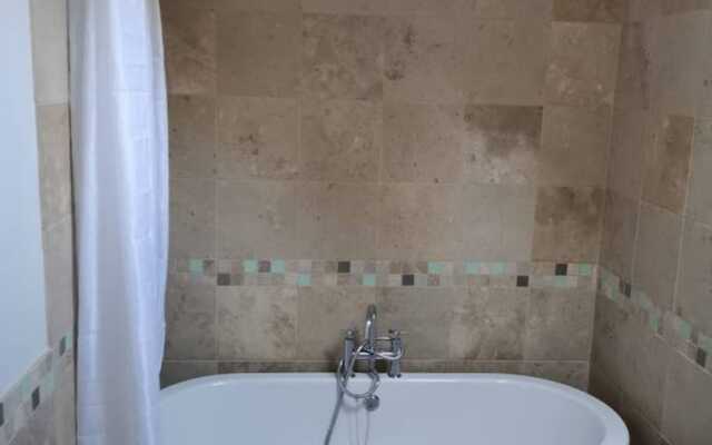 Spacious and Homely 3 Bedroom Clifton Flat