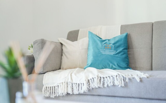Yogi - Elegant Apartment With Balcony Amidst Vibrant Area
