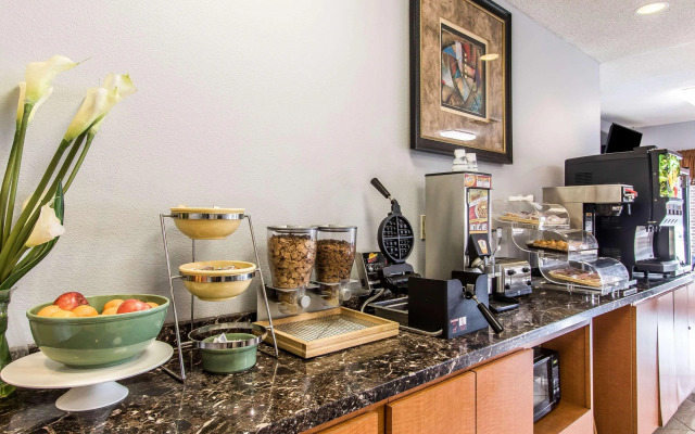 Econo Lodge Inn & Suites