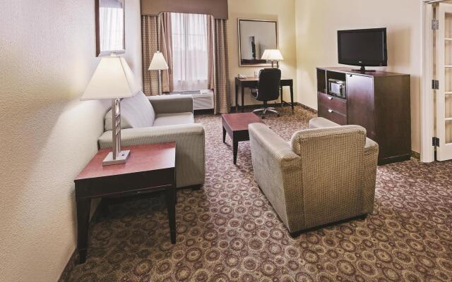 La Quinta Inn & Suites by Wyndham DFW Airport West - Bedford