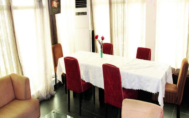 Lakeem Suites Adebola