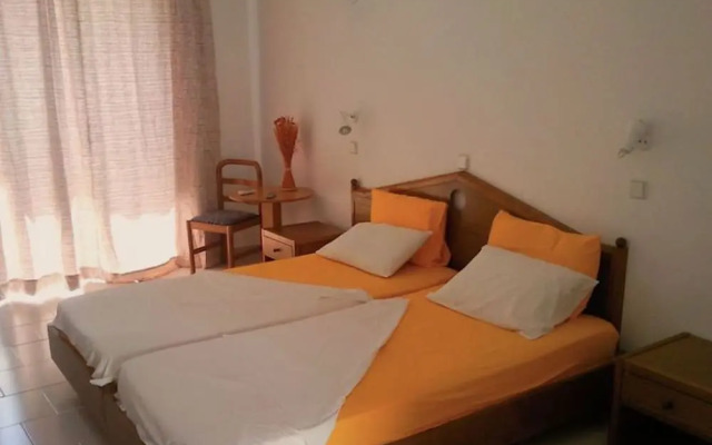 Room in Studio - Rock Garden Apartments - 2 Steps From the Beach