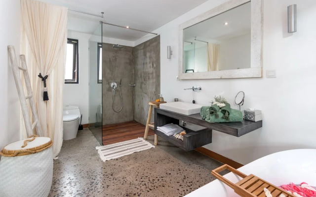 Villa Lora by Villa Finder