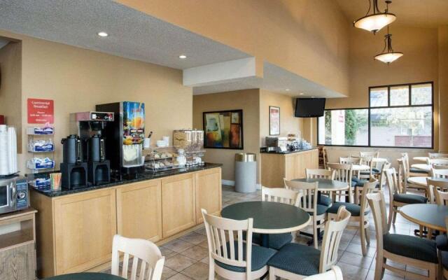 MorningGlory Inn & Suites