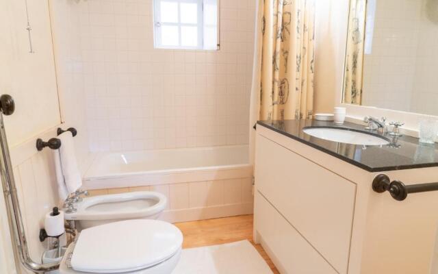 Liiiving in Moledo Historical Pool Villa