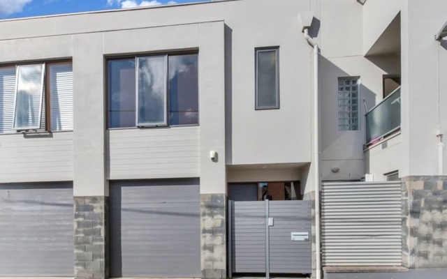 Contemporary Townhouse In Adelaide City