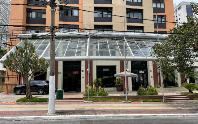 Apartamento encantador com piscina e garagem