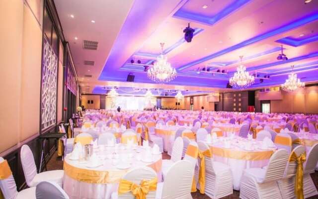 Jolly Suites Petkasem