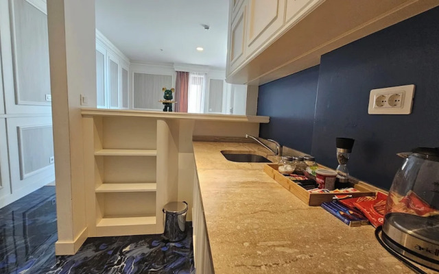 Royalis Suites