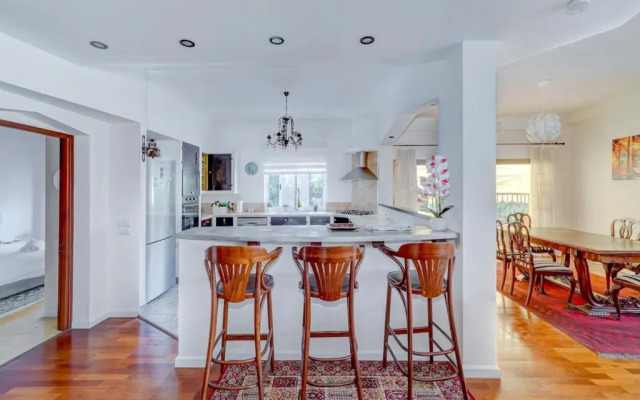 Charming spacious 4BR apt near the sea