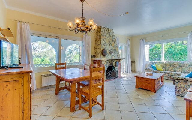 Villa With Pool and air Conditioning