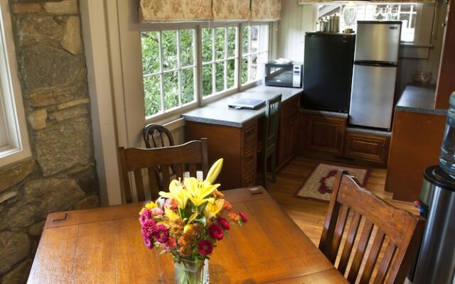 North Lodge on Oakland Bed and Breakfast