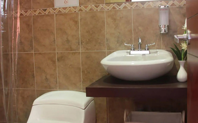6 Suites Hotel