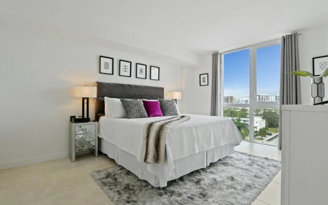 Top Fort Lauderdale Condo 7th Floor - Private and Sanitized, Hotel Amenities, Free Parking for Stays Over 27 Days, 400 ft From the Beach. Hosted by Super Host!