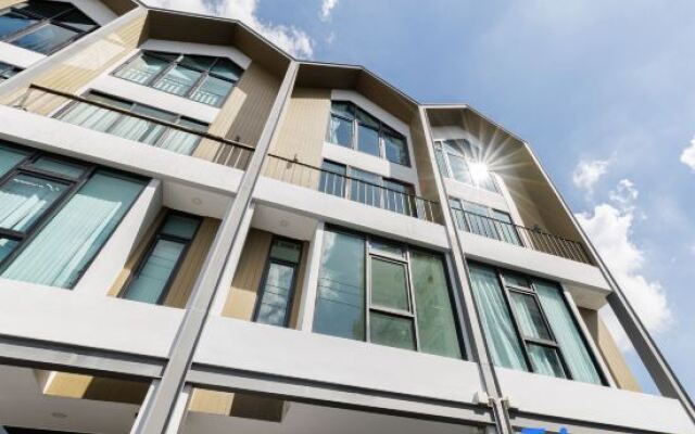 Bangkok Four-Bedroom Single Family Villa [near Sangtai Shopping Center + Royal Park]