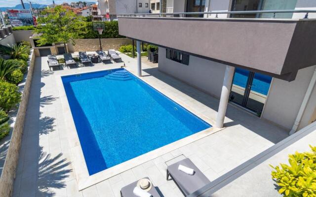 Luxury Villa Lucas with heated pool, whirlpool, sauna, 14 pax