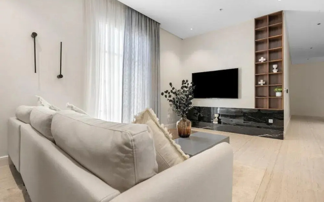 Central Stay With Parking & Stylish Design