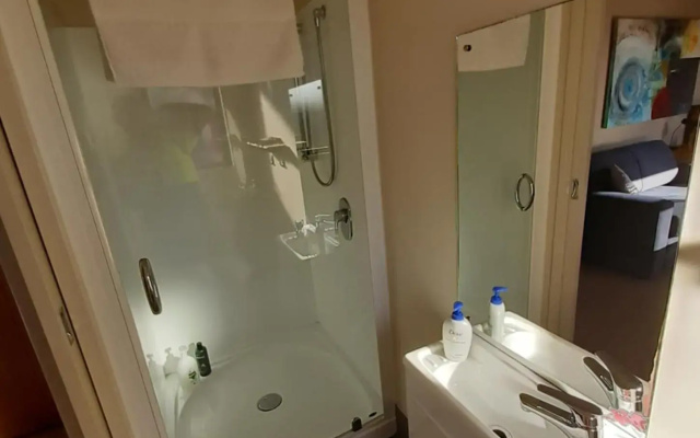 Modern BNB unit with Wifi and Breakfast