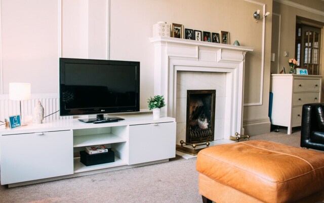 Modern Grove Court Apartment - ISMY