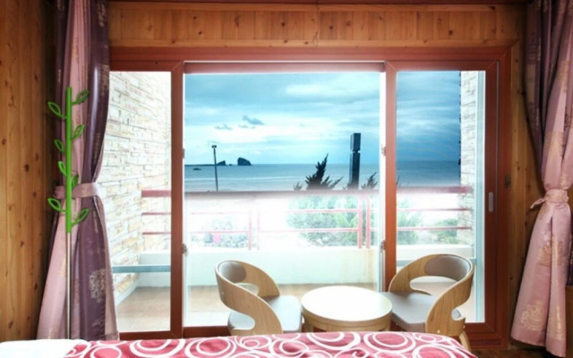 Seogwipo Hyeongjebawibada Pension