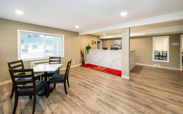 Econo Lodge Inn & Suites