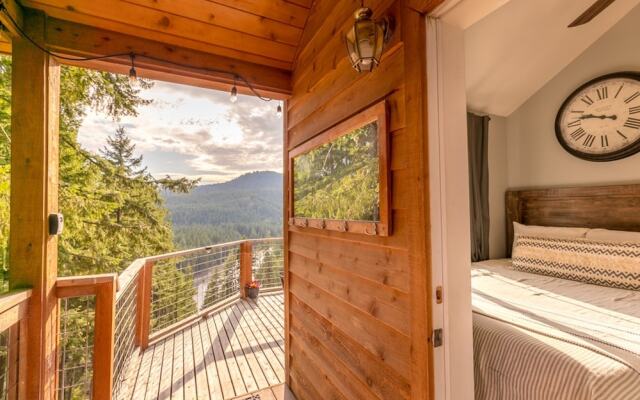 Das Tree Haus 1 Bedroom Home by NW Comfy Cabins by RedAwning